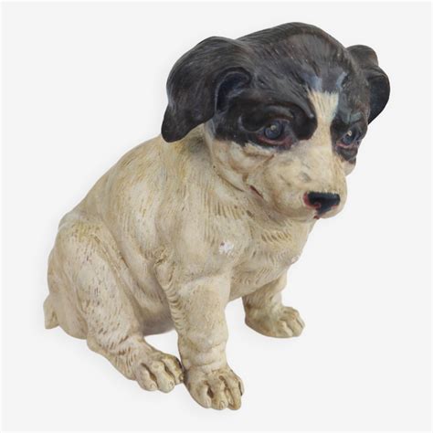 Maquette ronde en terre cuite peinte d'un petit sanctuaire circulaire.