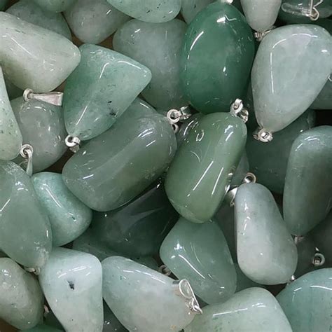 Une composition de différentes formes d'aventurine : sphère, pyramide, pierre roulée, bracelet et pendentif.