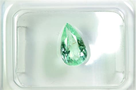 Photo d'une tourmaline Paraïba aux couleurs vives
