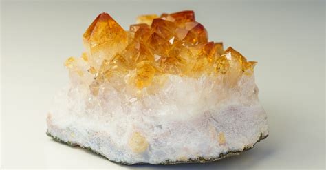 représentation schématique des propriétés énergétiques de la citrine, axée sur l'absorption de négativité et la diffusion d'optimisme
