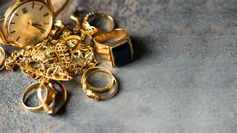 Collage de différents types d'objets en or rachetés : bijoux anciens, pièces, lingots, débris