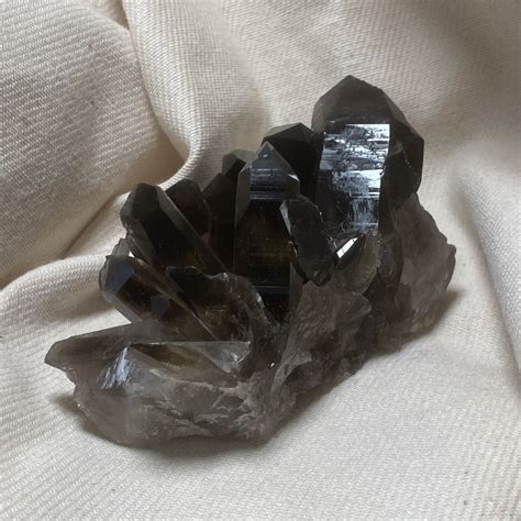 Vue de différents cristaux de quartz fumé aux nuances variées, du brun clair au noir profond.