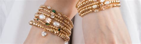 Collection de bijoux fantaisie DIY créés à partir de diverses graines naturelles
