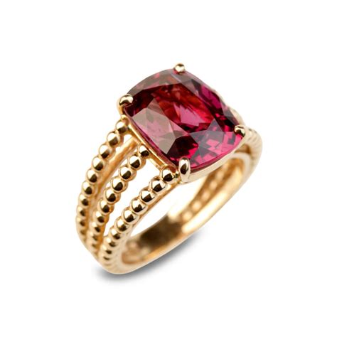 Bague élégante mettant en valeur un grenat rhodolite de couleur vive.