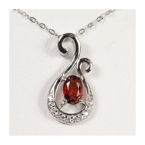 Exemple d'un pendentif en grenat almandin, montrant sa couleur rouge profond.