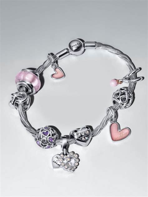 Gros plan sur des charms Pandora en argent et pierres
