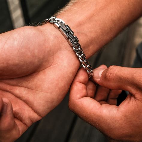 Photographie du bracelet argent Giulio mettant en valeur son design épuré et la brillance de l'argent massif.