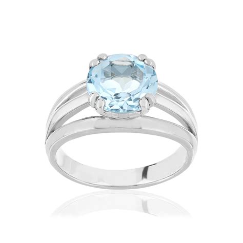 Photographie d'une bague en argent avec une topaze bleue ronde au centre.