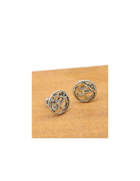 Exemples de boucles et clous d'oreilles représentant le symbole Aum.