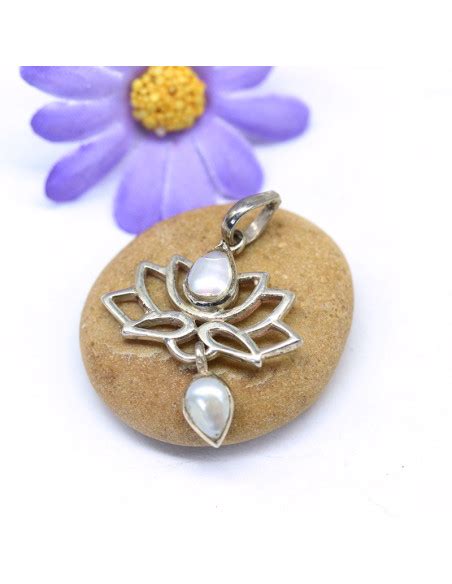 Images de bagues lotus en argent, d'un pendentif Fleur de lotus et Aum en laiton, et de boucles d'oreilles fleur de lotus en laiton.