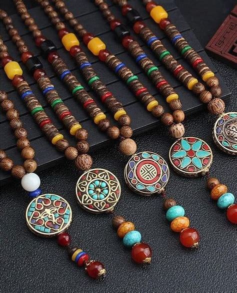 Photo d'un collier mala en bois et pierres naturelles.