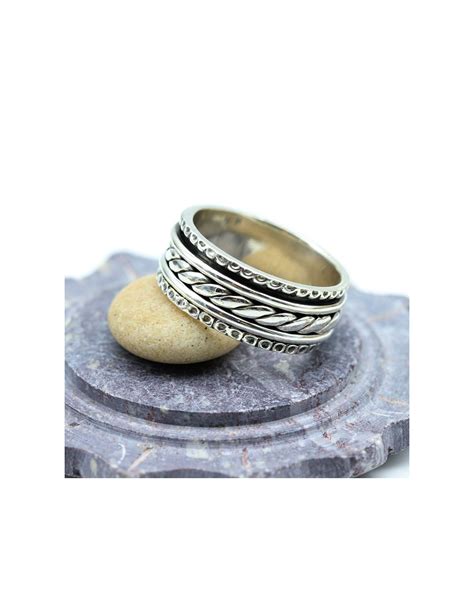 Exemples de bagues anti-stress en argent et en acier.