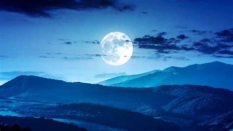 La lune bleue illuminant le ciel au-dessus de la Vallée des Fées.