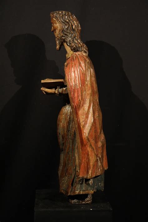 Vue d'ensemble d'une sculpture médiévale avec des traces de polychromie
