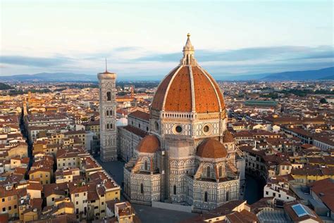 Vue extérieure de la Cathédrale de Florence, mettant en évidence ses parements en pierres polychromes