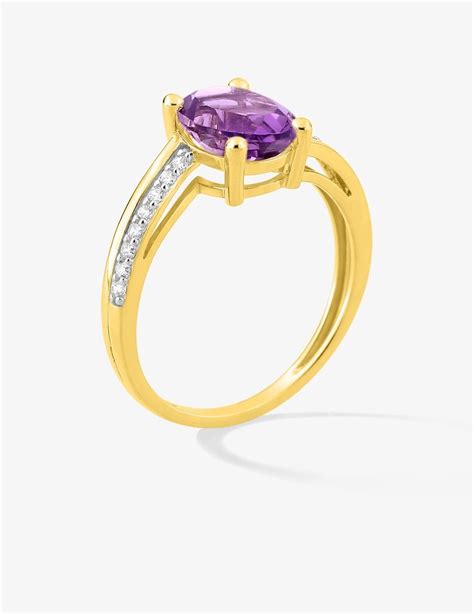 Bague en or jaune avec une améthyste rectangulaire centrale.