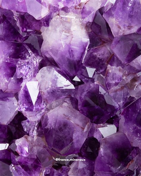 Gros plan sur une améthyste rectangulaire aux nuances violettes.
