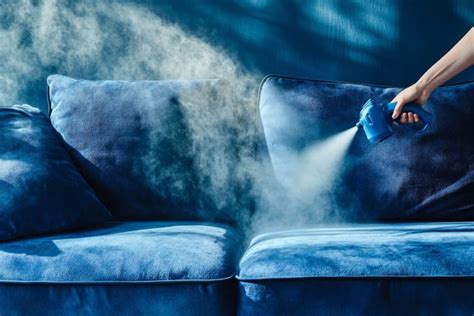 Illustration montrant comment utiliser un aspirateur avec un embout adapté pour nettoyer un canapé en velours côtelé.