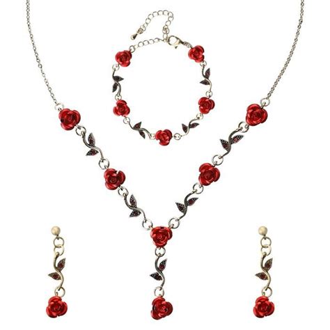Photographie d'une parure de bijoux en or rose avec des cristaux Swarovski, mettant en avant son aspect glamour.