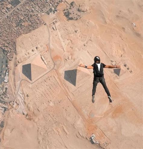 Photomontage montrant une personne sautant en parachute au-dessus des pyramides d'Égypte.