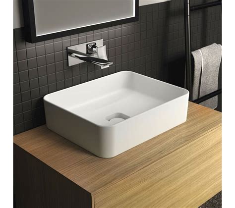 Plan vasque rectangulaire en céramique blanche dans une salle de bain contemporaine