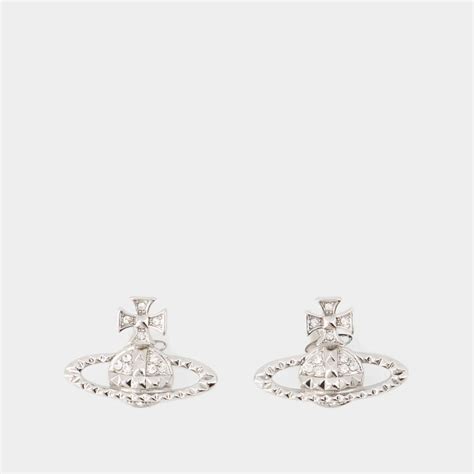 Vue rapprochée des boucles d'oreilles Grace Bas Relief Vivienne Westwood, mettant en valeur les cristaux argentés et les détails du design.