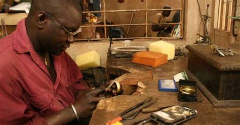 Atelier de bijouterie traditionnel au Sénégal