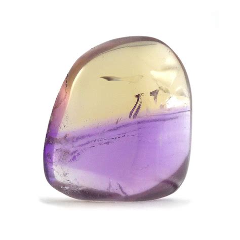 Photographie d'une amétrine brute montrant le dégradé de couleur entre le violet et le jaune.