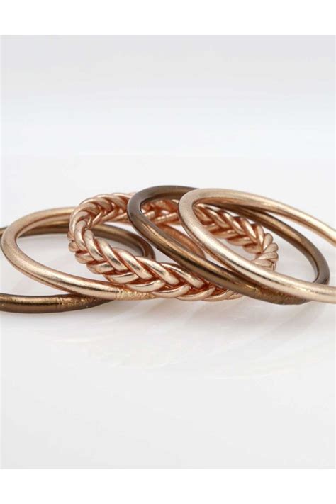 Zoom sur les différentes finitions de bracelets joncs : argenté, doré or, doré rose, avec différents types de gravures.