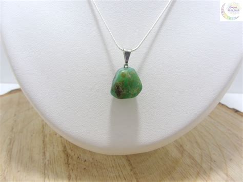 Pendentif en argent avec une pierre de chrysoprase taillée