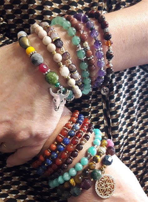 Collection de bracelets colorés et de colliers en pierres naturelles