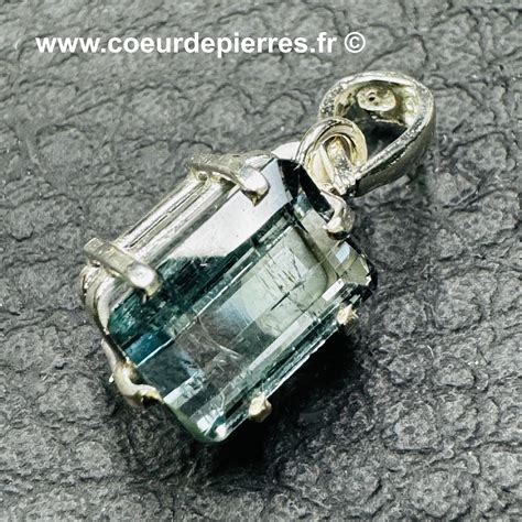 Une sélection de bijoux en tourmaline indicolite aux différentes nuances de bleu
