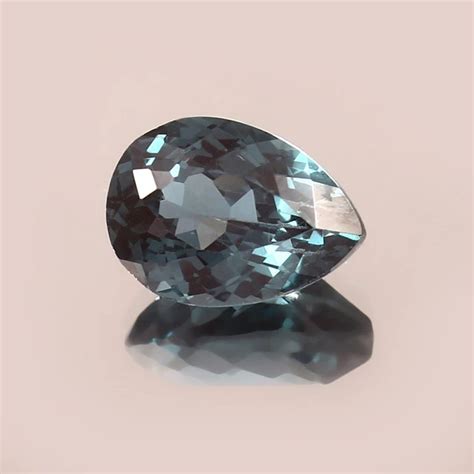 Gros plan sur une tourmaline indicolite taillée, mettant en évidence sa couleur et sa brillance