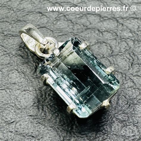 Un pendentif en tourmaline indicolite monté sur argent 925, avec une forme de goutte facettée