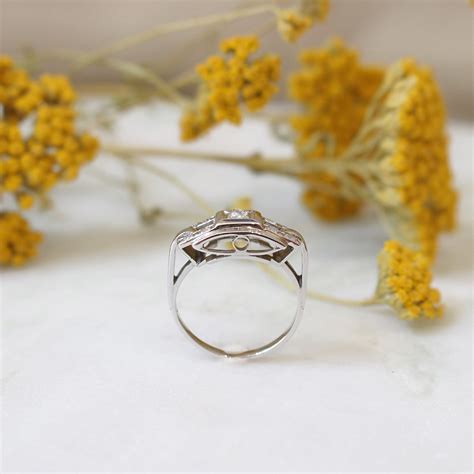 Exemple d'une bague Art-Déco avec ses lignes géométriques caractéristiques