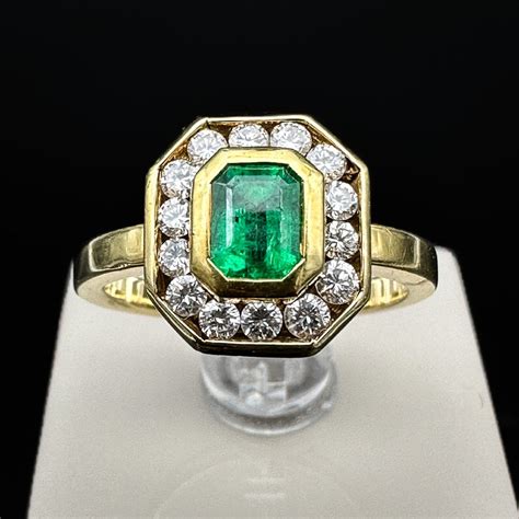 Bague vintage ornée d'une émeraude, avec des détails en filigrane