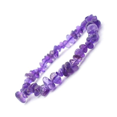 Gros plan sur un bracelet baroque en fil élastique, montrant la flexibilité du bracelet et la disposition des perles.