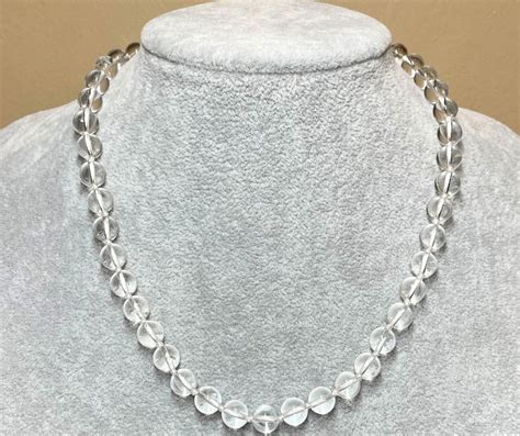 Photographie d'un collier en Cristal de Roche brut, mettant en valeur sa transparence et sa forme naturelle.