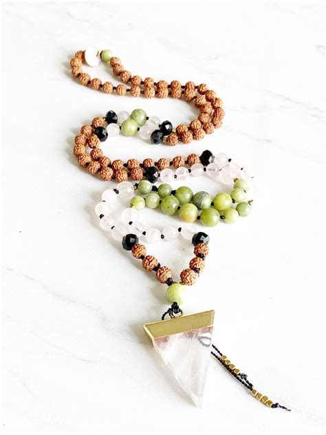 Schéma d'un collier Mala avec indication des 108 perles et de la perle du guru.