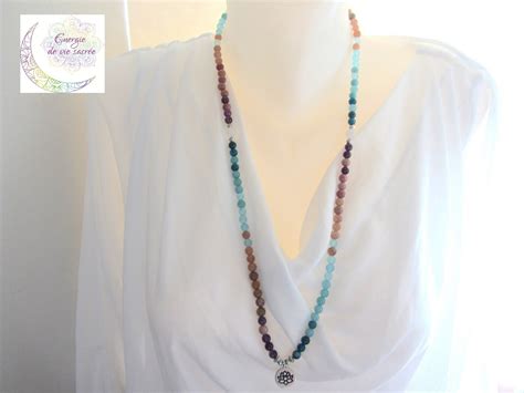 Collier Mala artisanal en apatite et agate, mettant en valeur les couleurs des pierres et la finition des nœuds.
