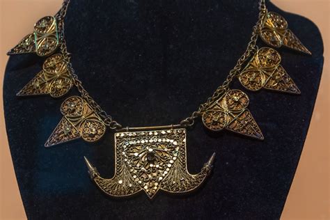 Bijoux inspirés de l'époque médiévale réalisés par des apprentis