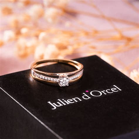 Design moderne et couleurs vives des bijoux Julien d'Orcel