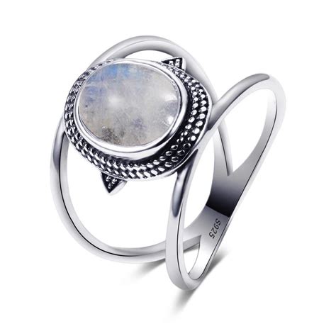 Photo de la bague Paula mettant en valeur le cabochon en pierre de lune et la structure en argent