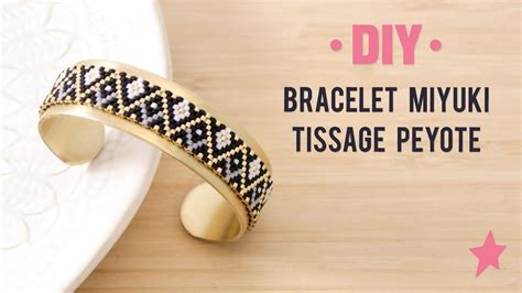 Exemple d'un bracelet jonc en métal sur lequel un tissage Peyote est collé.