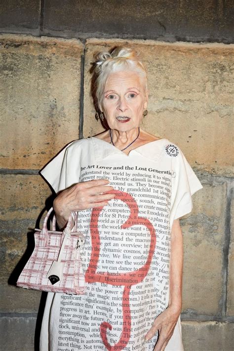 Photographie de Vivienne Westwood, icône de la mode rebelle