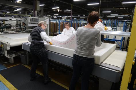 Vue de l'usine Mérinos à Vesoul avec des matelas en cours de fabrication