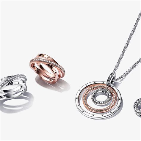 Visuel présentant plusieurs bagues issues des collections Pandora Timeless et Halo