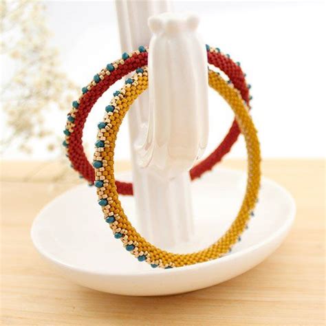 Exemple de bangle Miyuki réalisé en Peyote circulaire tubulaire.