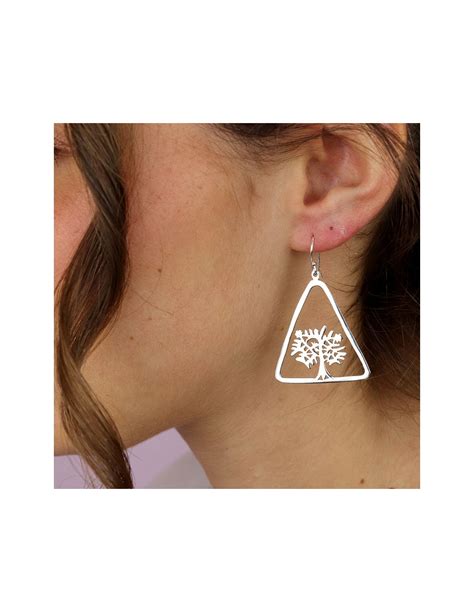 Photographie de boucles d'oreilles triangles évidés.