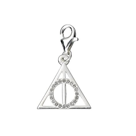 Gros plan sur la breloque Reliques de la Mort ornée de cristaux Swarovski sur le bracelet de la montre